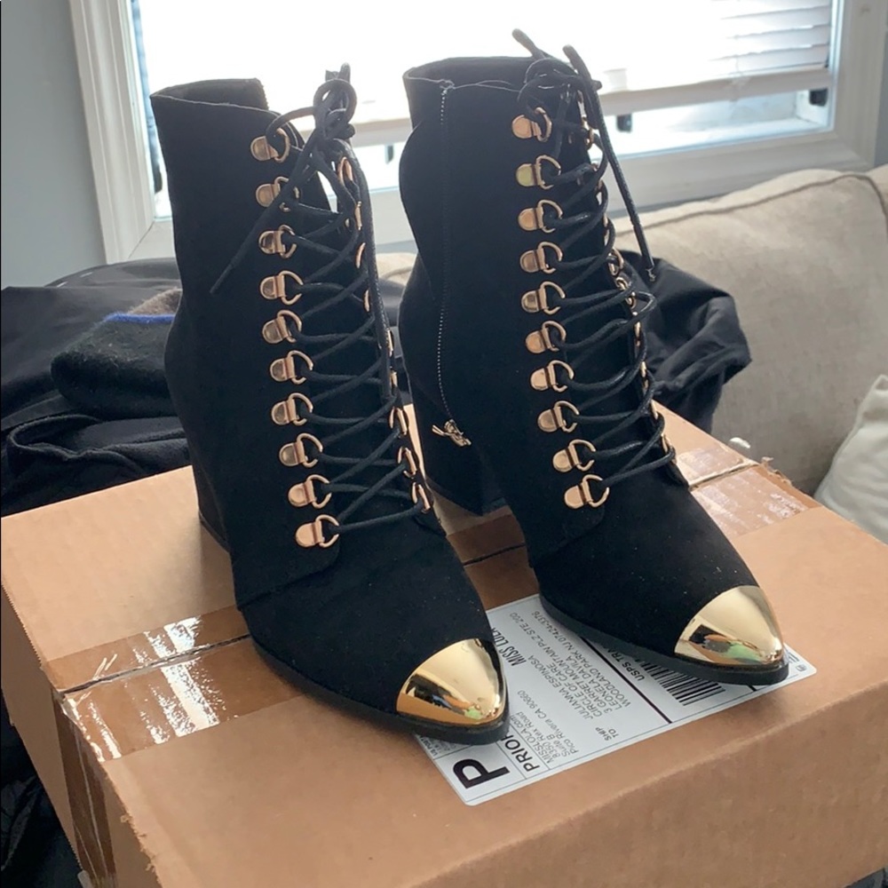 Miss LOLA booties
